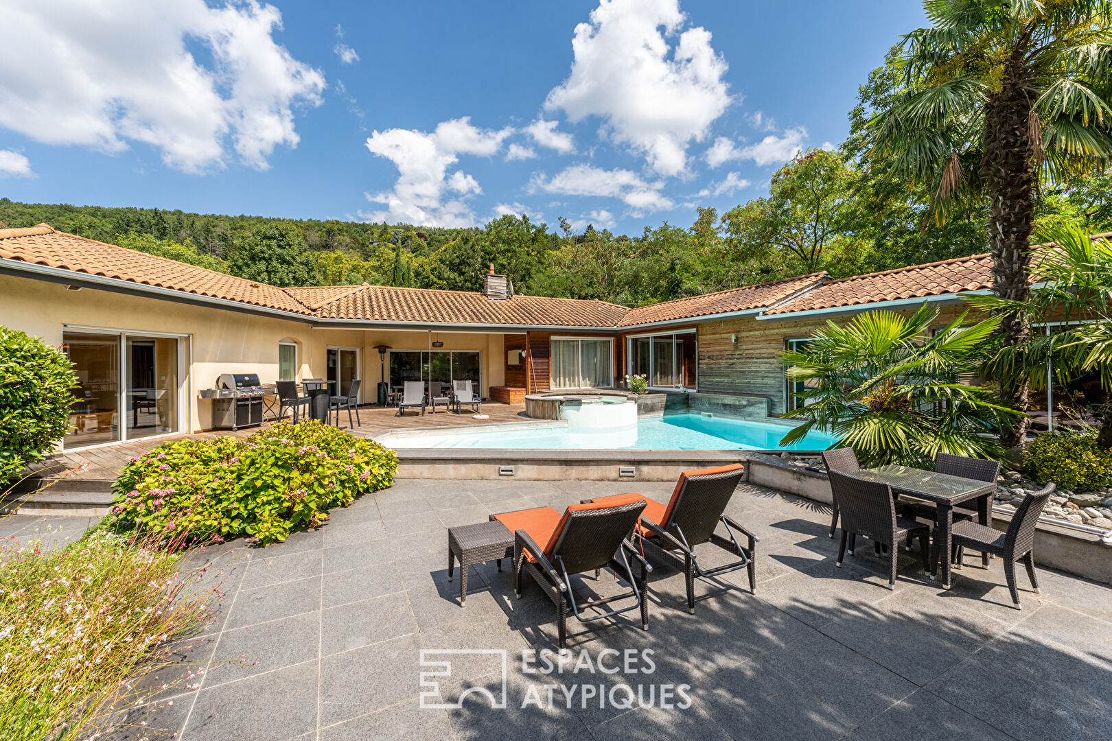 Photo Maison de plain-pied avec jardin arboré et piscine au coeur de Limonest image 2/6