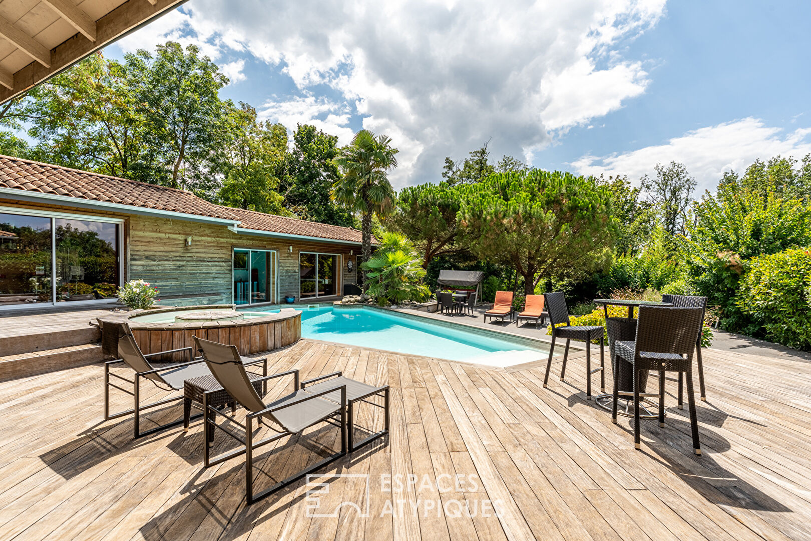 Photo Maison de plain-pied avec jardin arboré et piscine au coeur de Limonest image 4/6