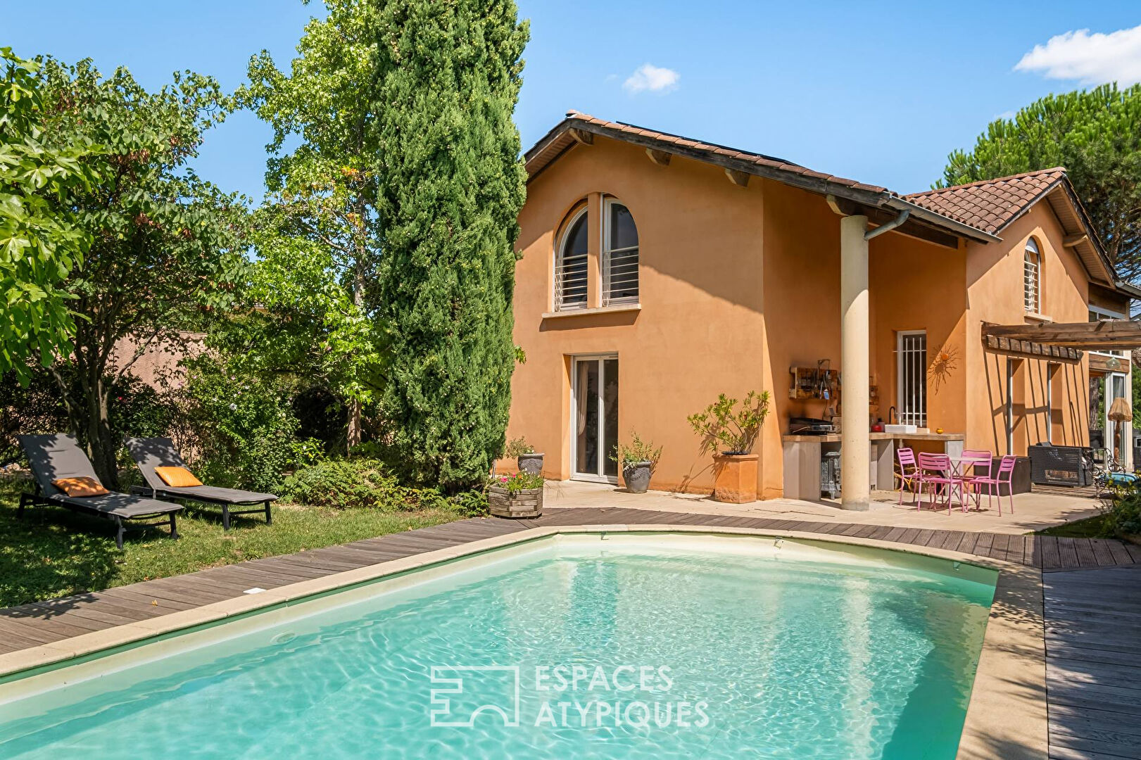 Photo Maison d'architecte avec piscine au calme dans secteur résidentiel image 2/6