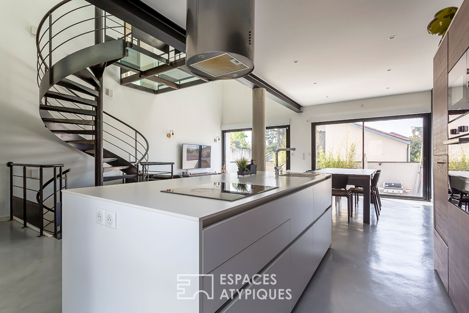 Maison d'architecte avec jardin et piscine