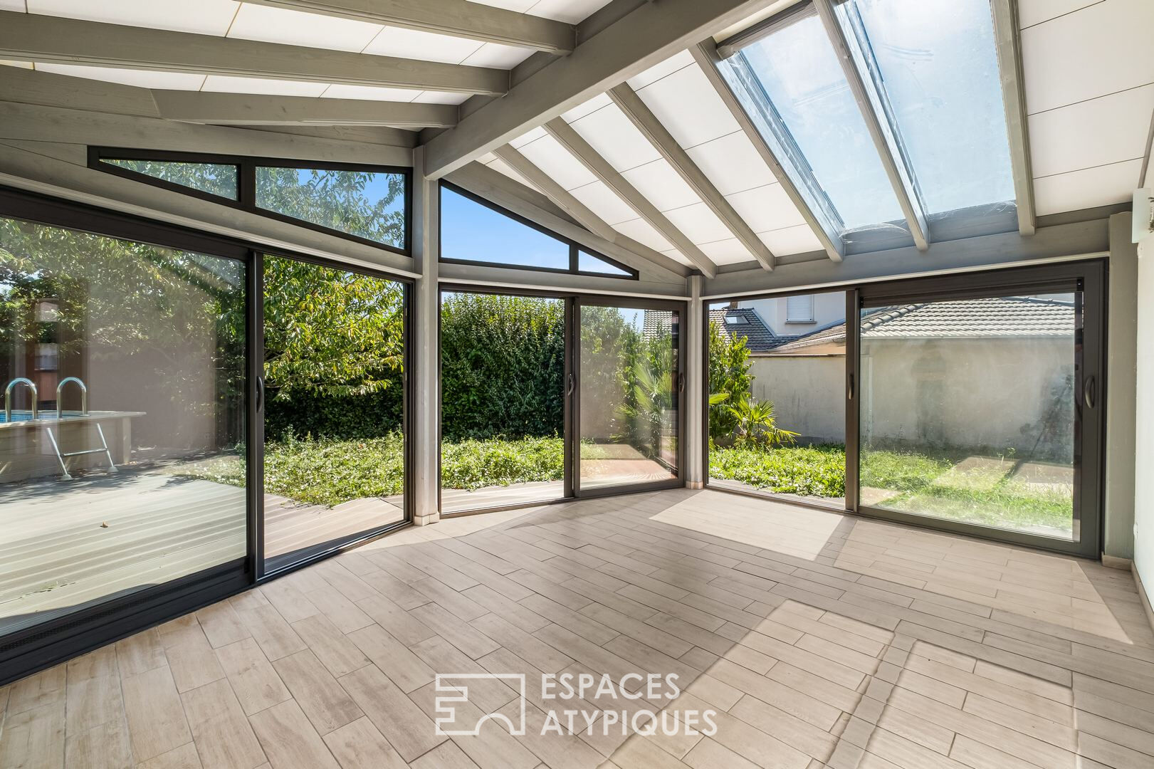 Photo Maison moderne avec piscine image 2/6