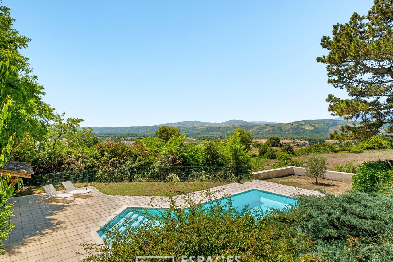 Photo Corps de ferme rénové avec ses dépendances et piscine avec vue dominante image 2/6