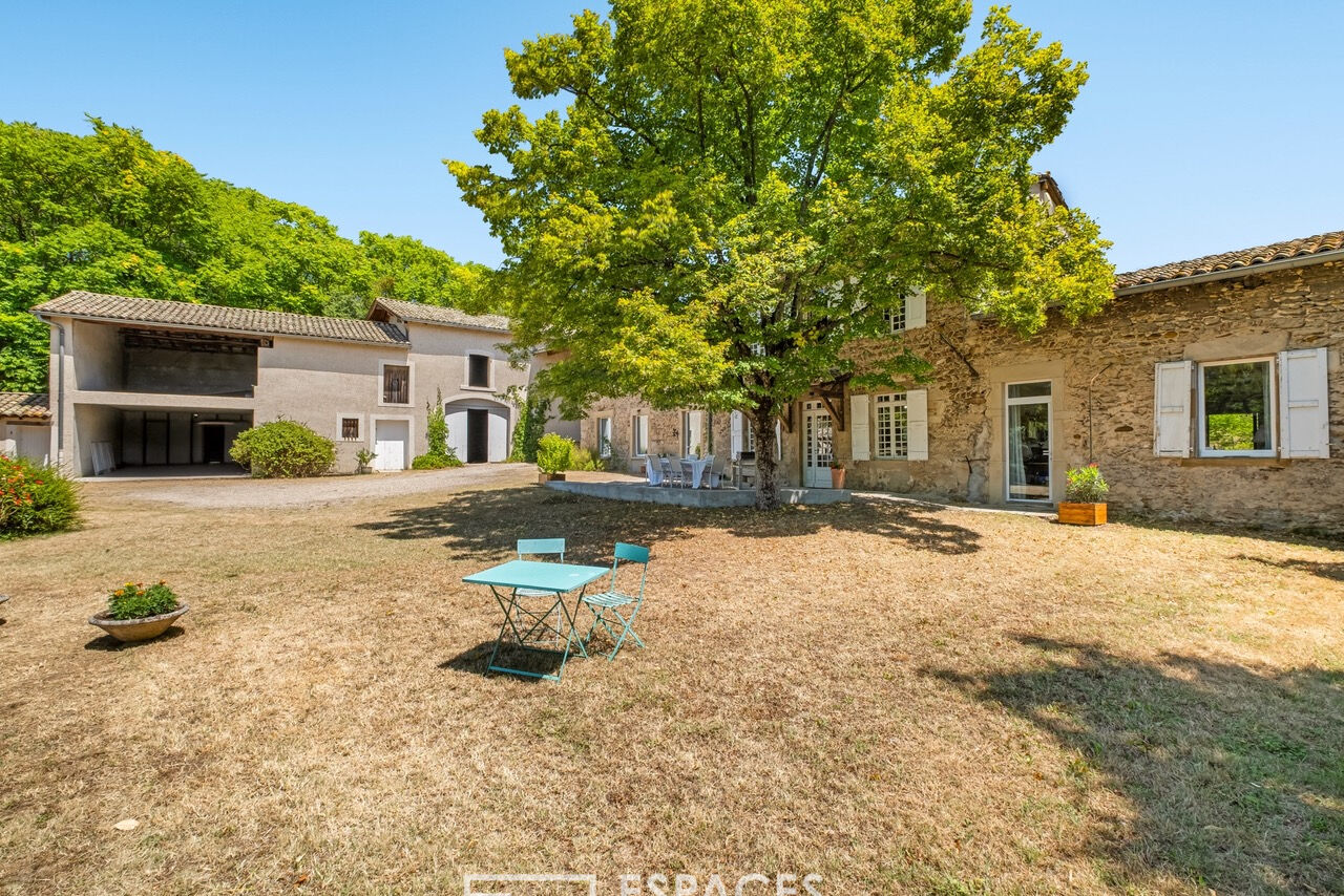 Photo Corps de ferme rénové avec ses dépendances et piscine avec vue dominante image 3/6