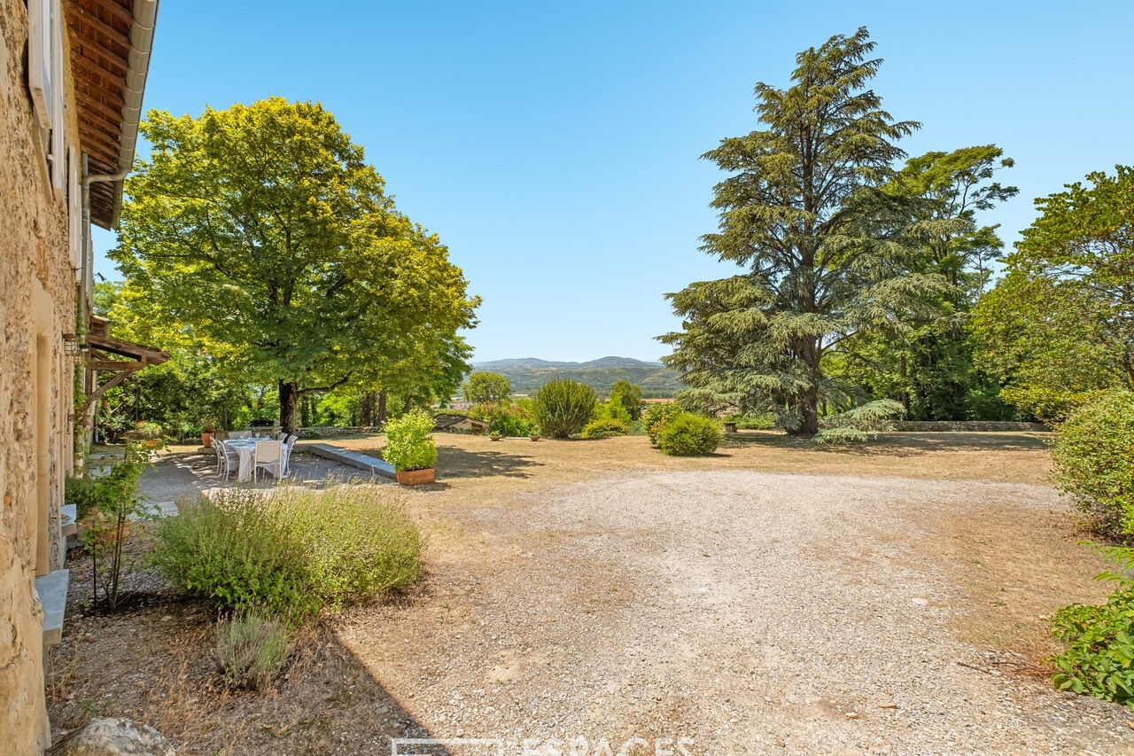 Photo Corps de ferme rénové avec ses dépendances et piscine avec vue dominante image 4/6