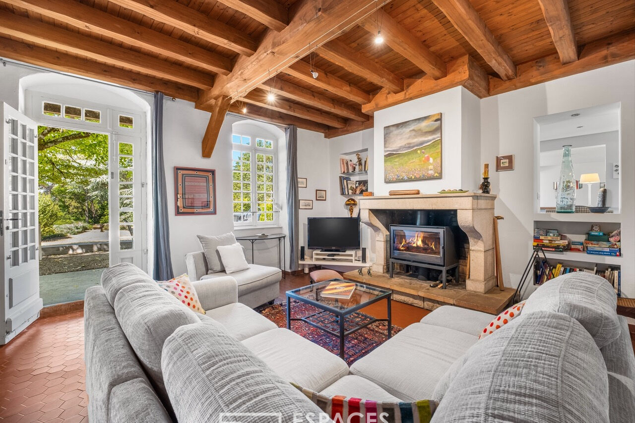 Photo Corps de ferme rénové avec ses dépendances et piscine avec vue dominante image 5/6