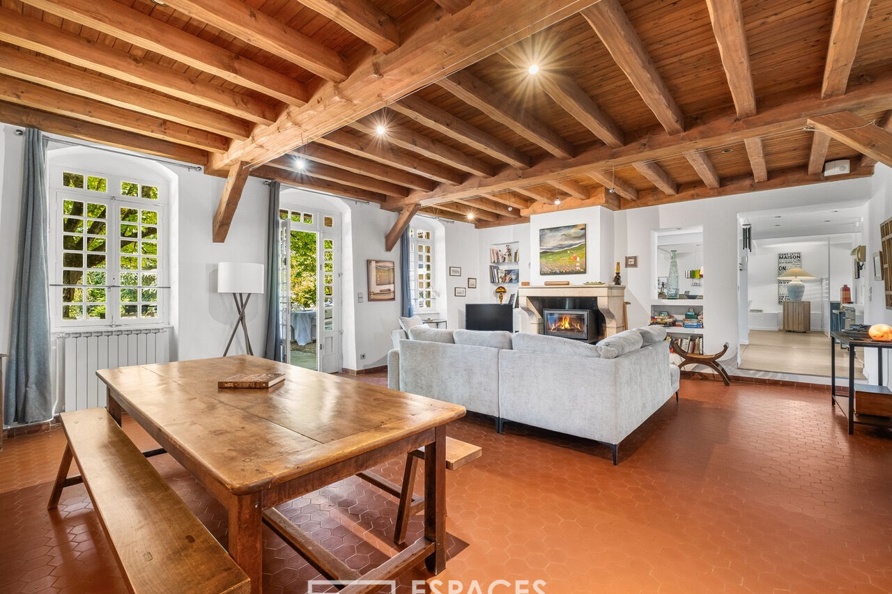 Photo Corps de ferme rénové avec ses dépendances et piscine avec vue dominante image 6/6