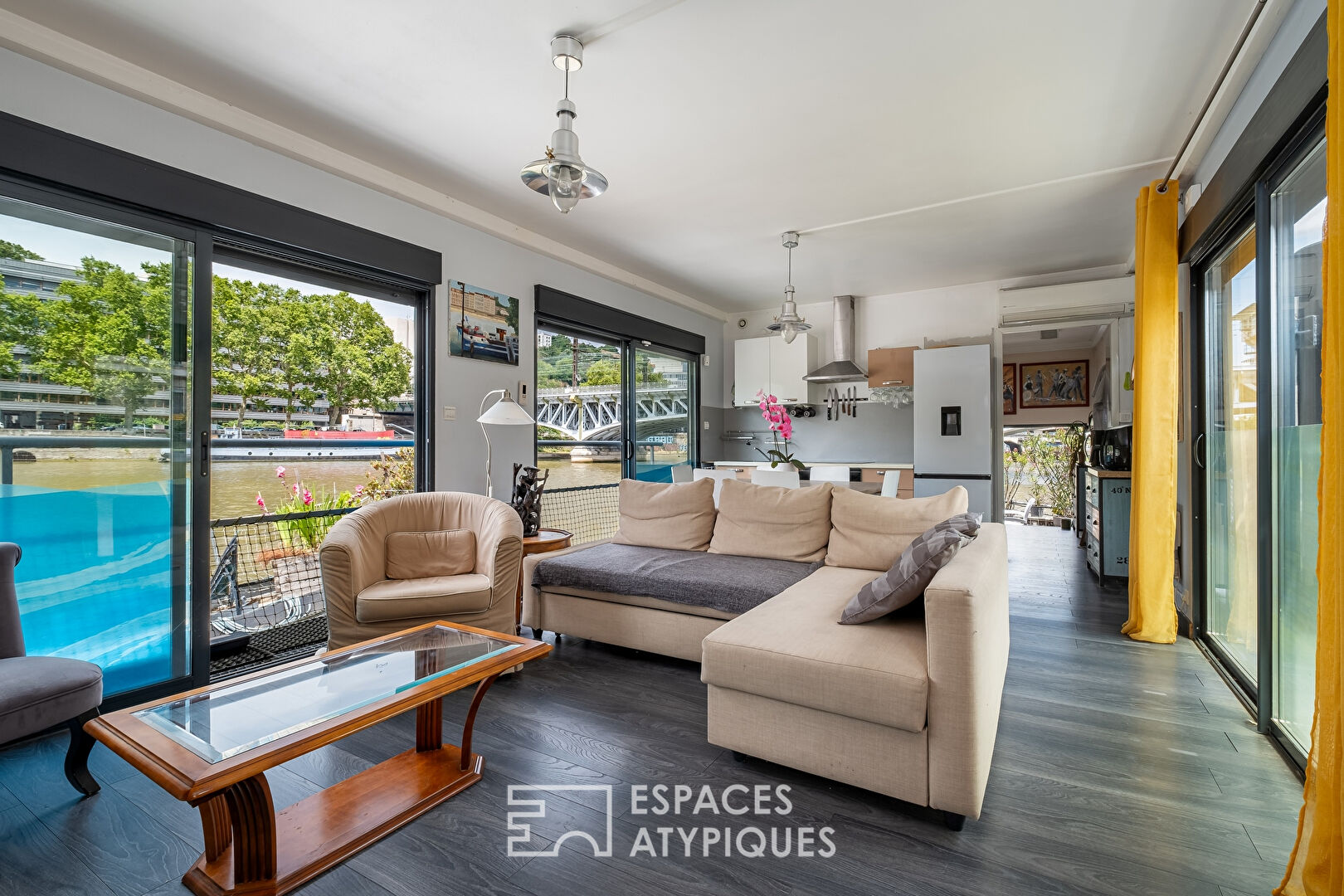 Photo Péniche de 180 m2 à deux pas de la Place Carnot image 2/6