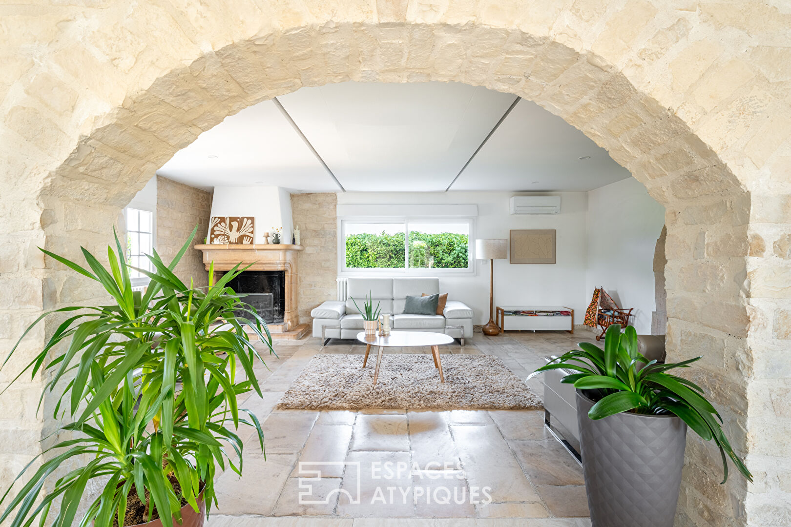 Maison rénovée avec beaux volumes et grand garage.