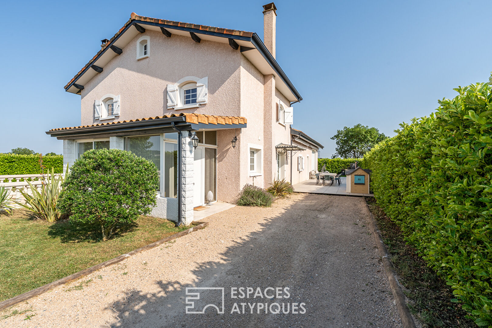 Photo Maison rénovée avec beaux volumes et grand garage. image 2/6