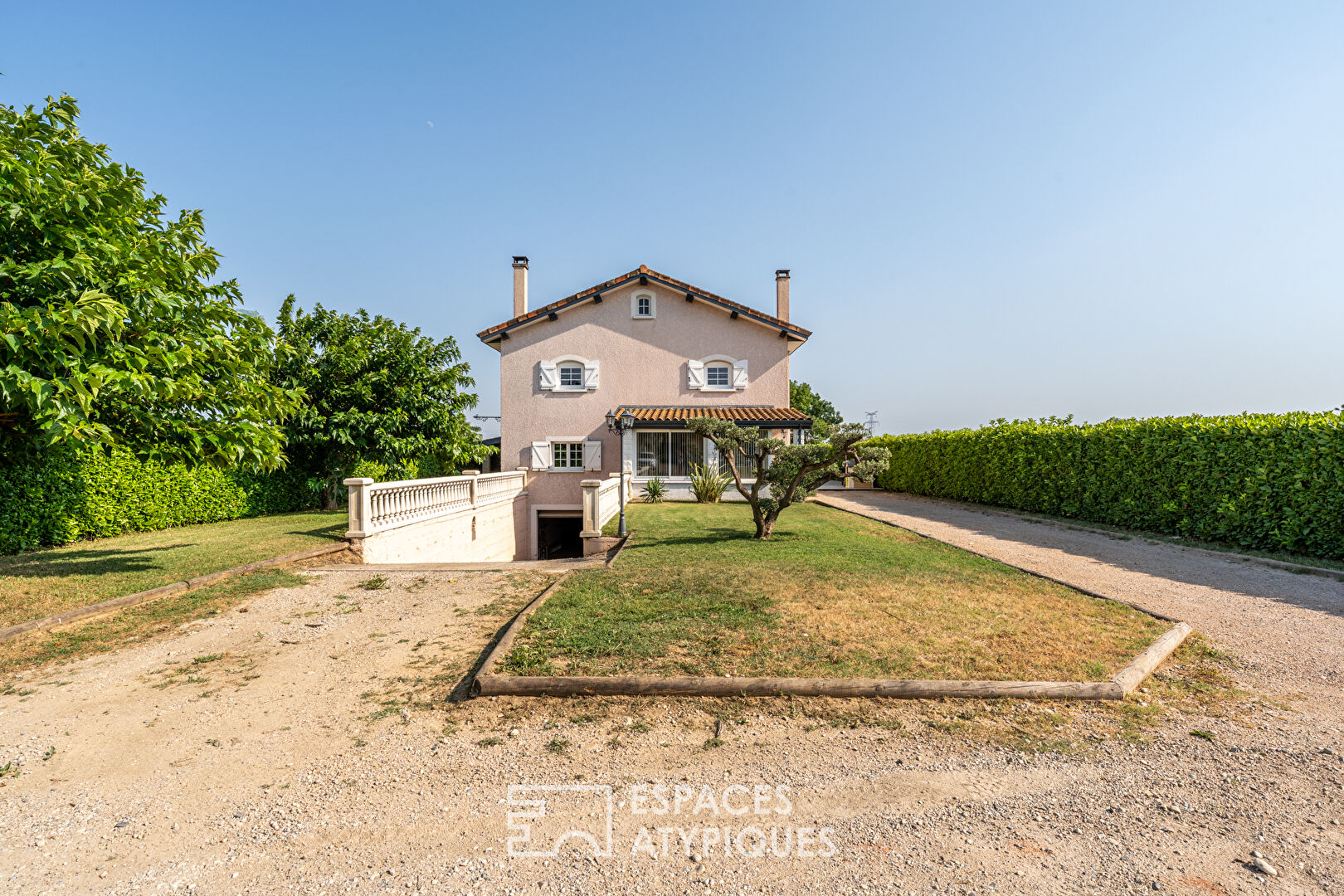 Photo Maison rénovée avec beaux volumes et grand garage. image 3/6
