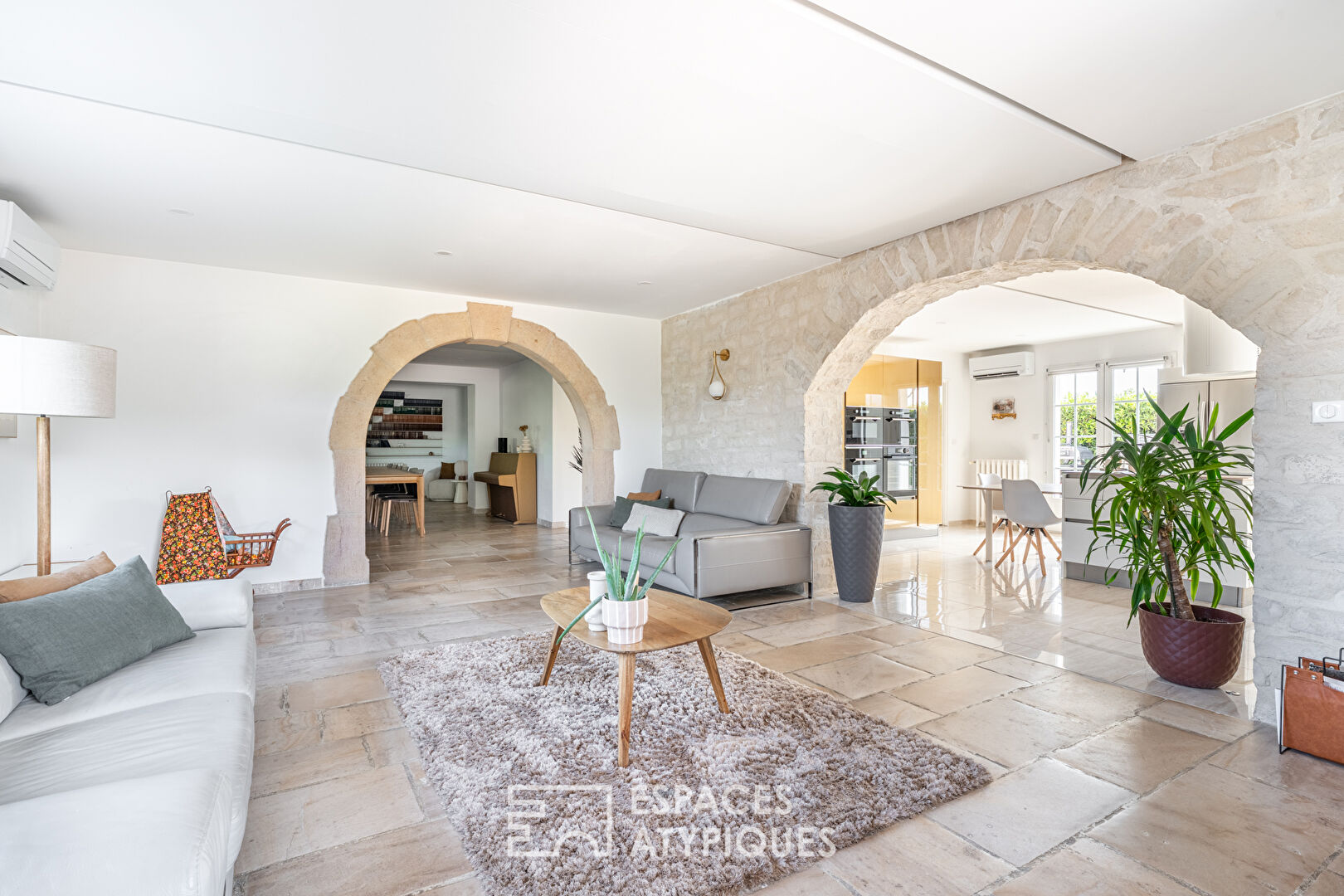 Photo Maison rénovée avec beaux volumes et grand garage. image 5/6