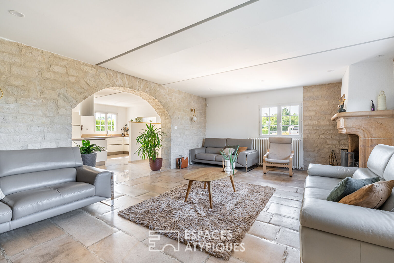 Photo Maison rénovée avec beaux volumes et grand garage. image 6/6