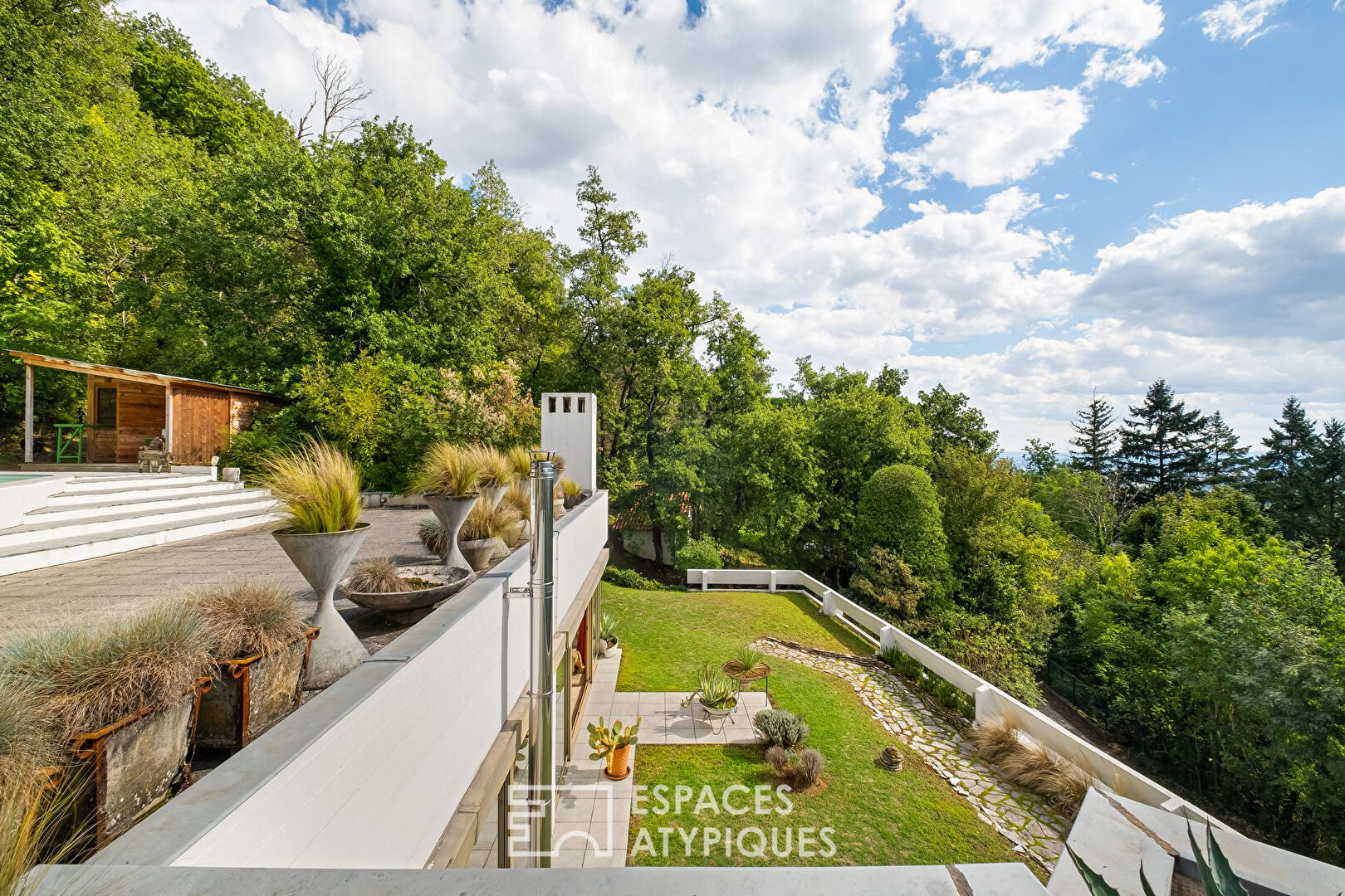 Photo Maison brutaliste avec piscine et vue incroyable image 2/6