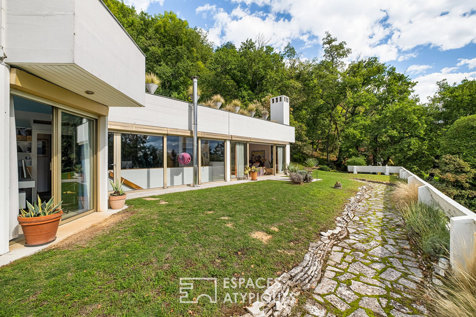 Photo Maison brutaliste avec piscine et vue incroyable image 3/6