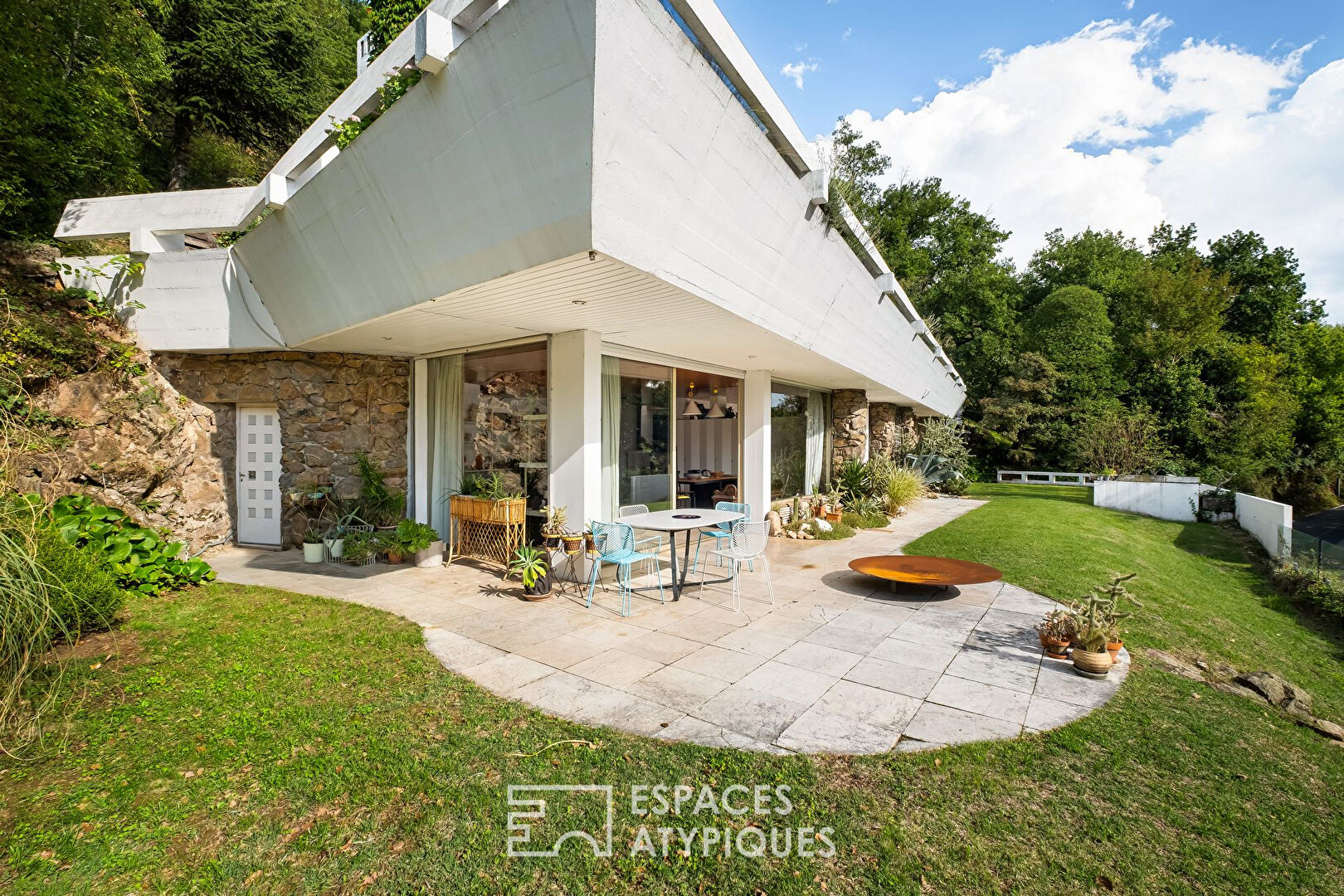 Photo Maison brutaliste avec piscine et vue incroyable image 4/6