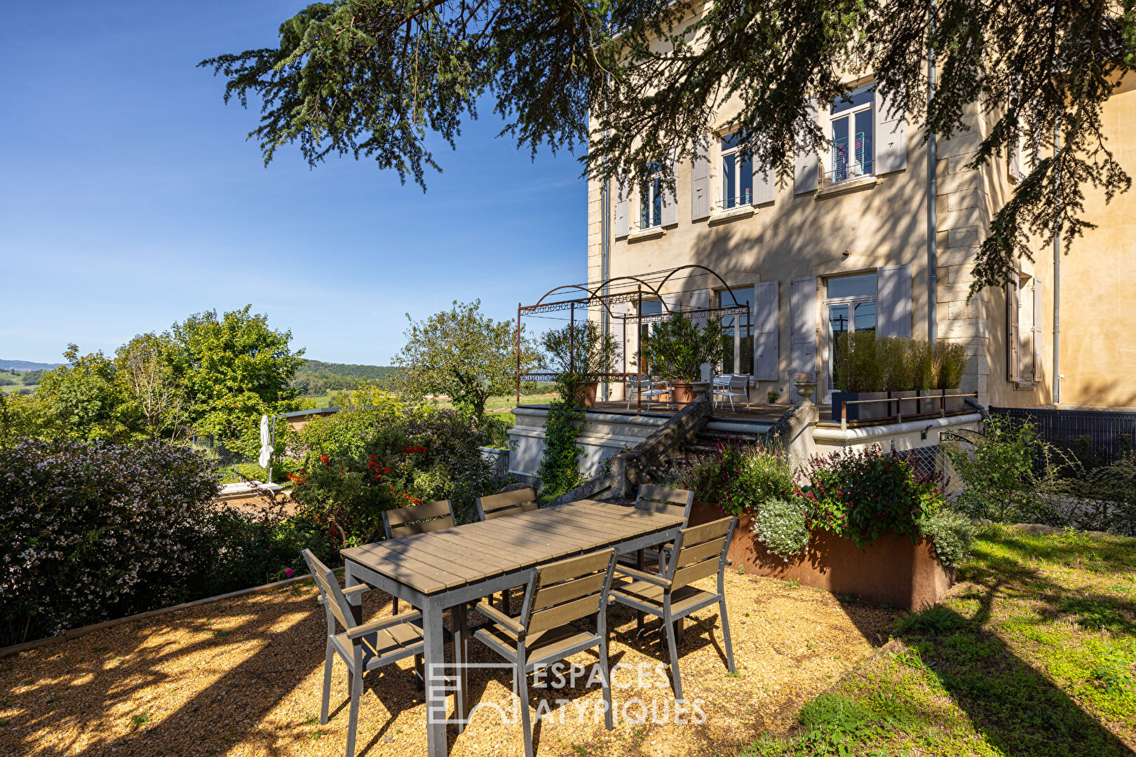 Photo Appartement rénové au coeur d'un château avec jardin et piscine image 2/6