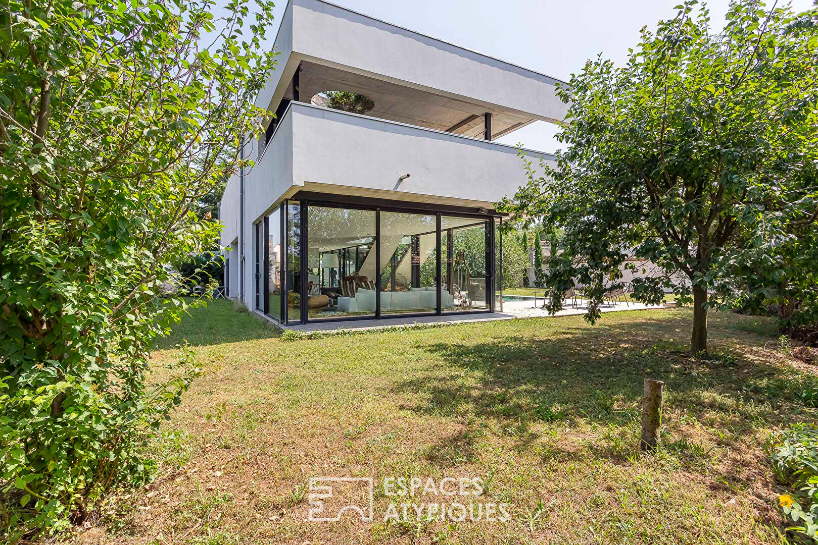 Photo Villa d'architecte aux lignes modernes avec piscine dans le Bourg de Caluire-et-Cuire image 2/6