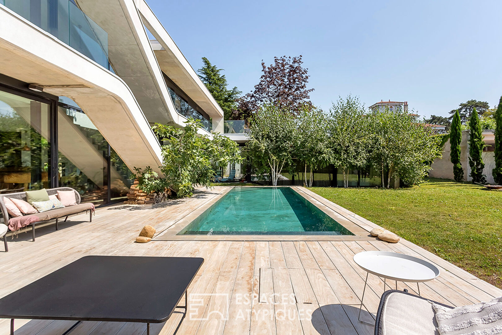 Photo Villa d'architecte aux lignes modernes avec piscine dans le Bourg de Caluire-et-Cuire image 3/6