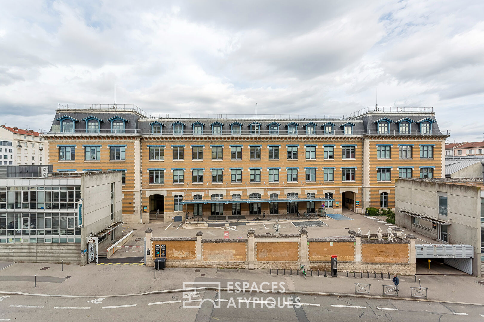 Photo Ancien bourgeois à Frères Lumière image 2/6