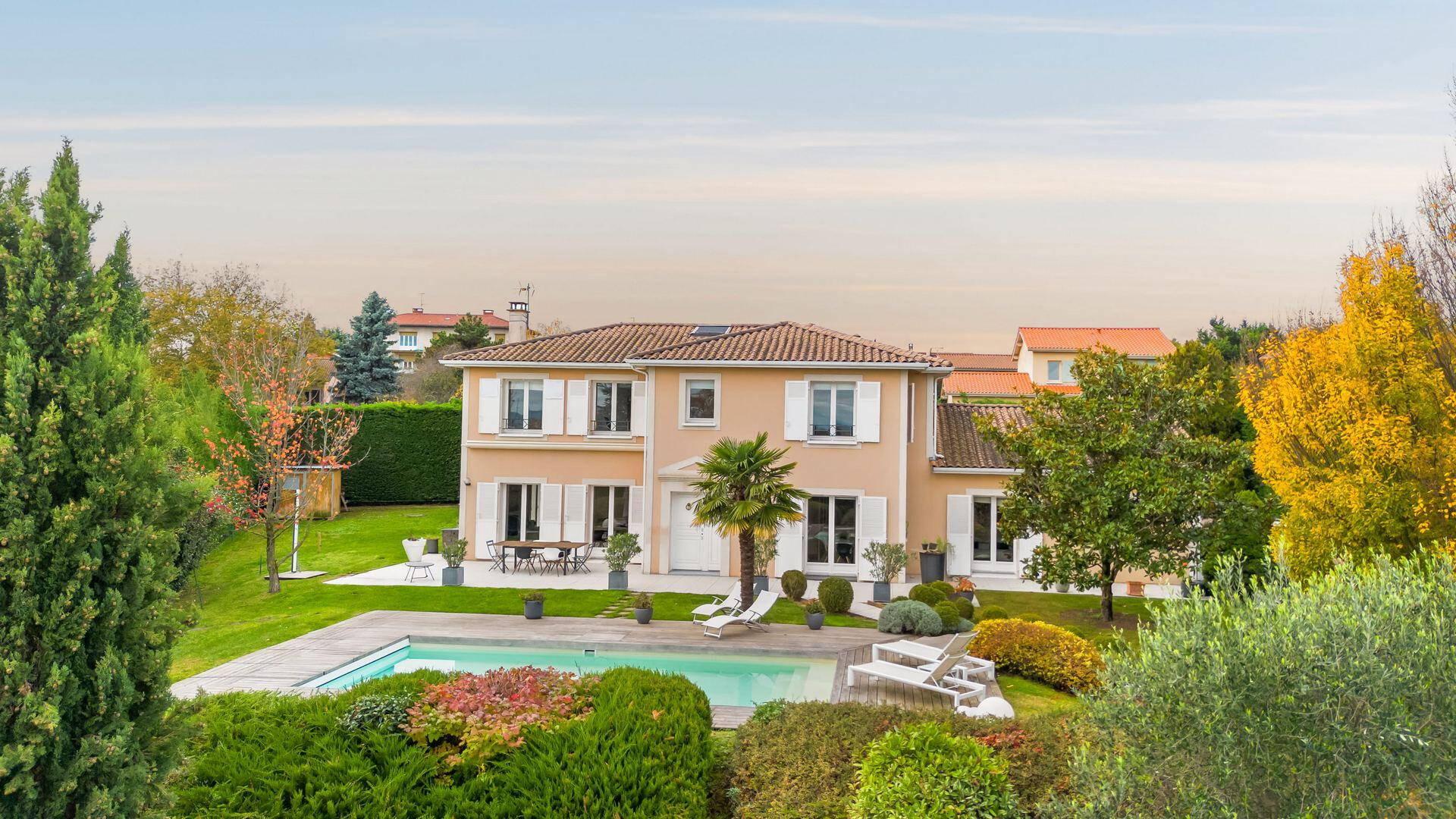 Maison lumineuse avec piscine et tennis dans un cadre verdoyant et sans vis a vis.