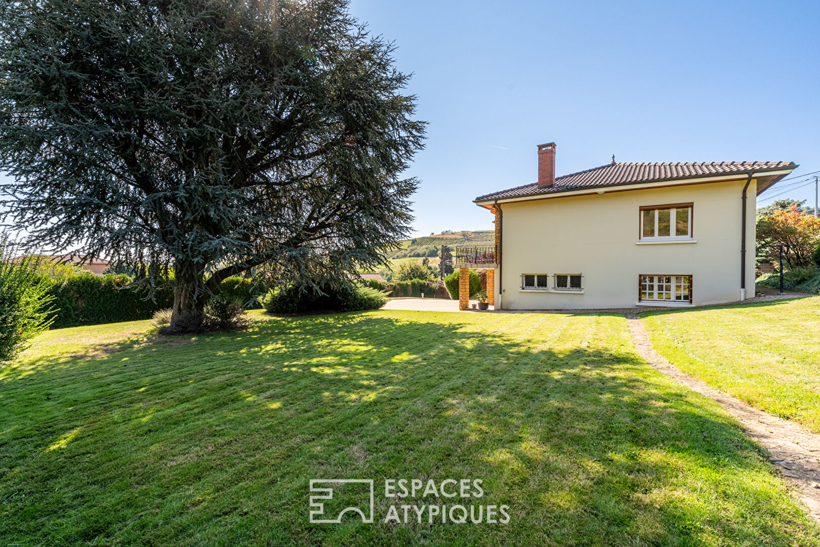 Photo Maison avec jardin arboré et vue, au coeur du Beaujolais image 1/6