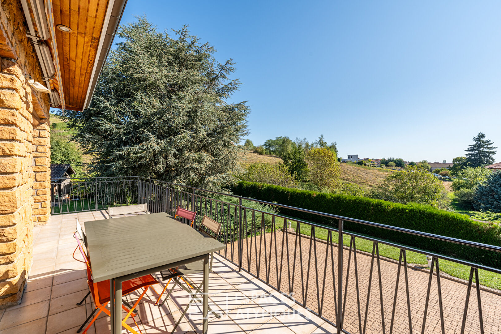 Photo Maison avec jardin arboré et vue, au coeur du Beaujolais image 2/6
