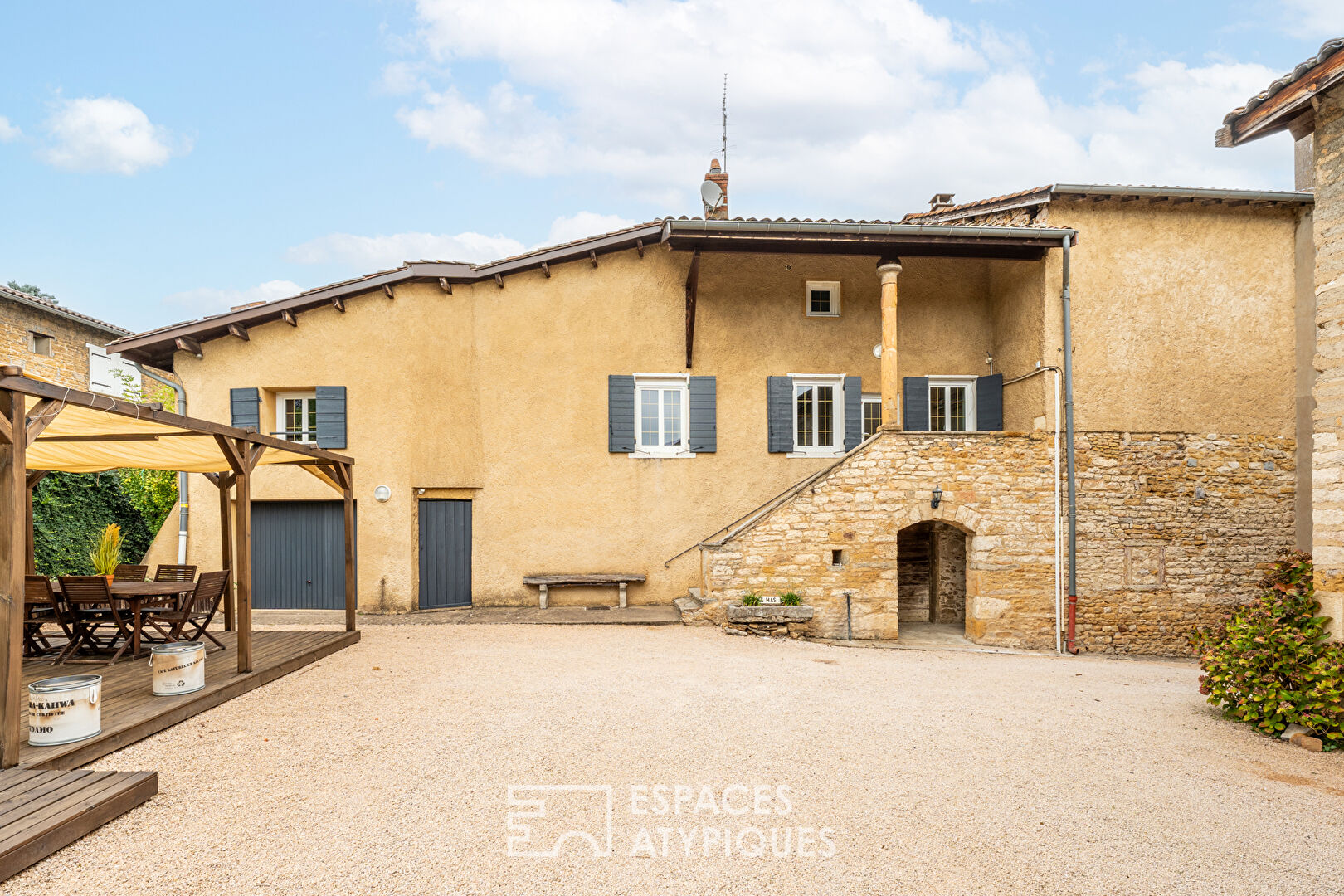 Photo Maison en pierres dorées image 3/6
