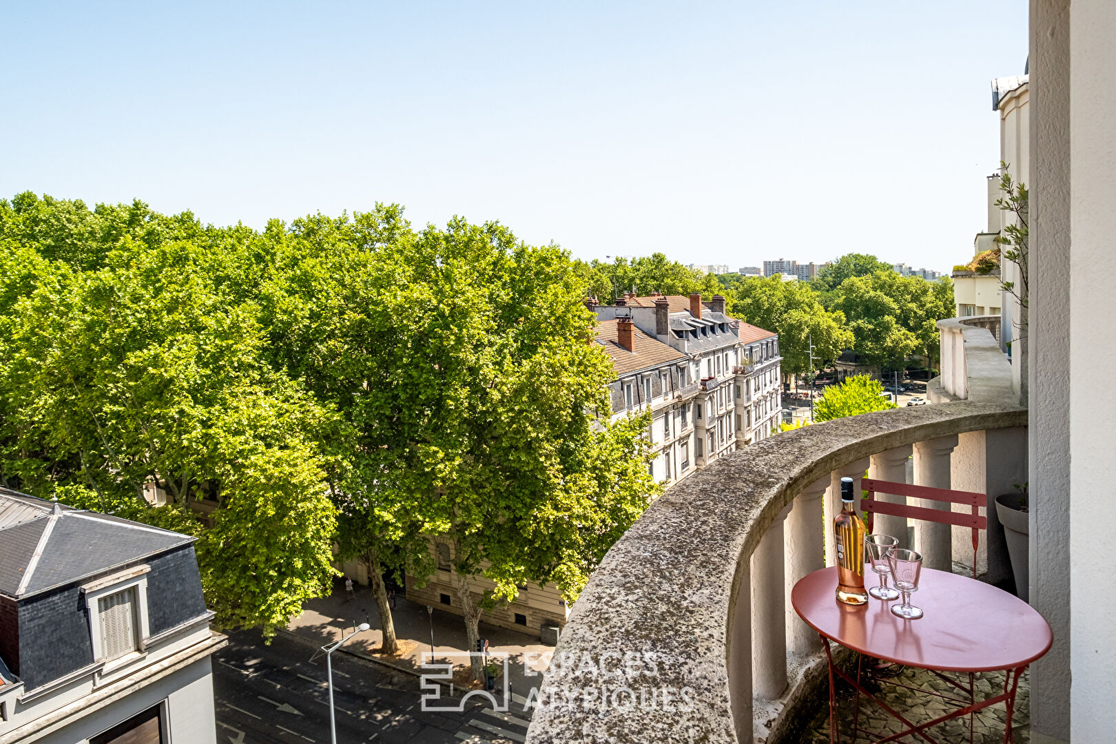 Appartement rénové par architecte en dernier étage avec balcon et vue dégagée