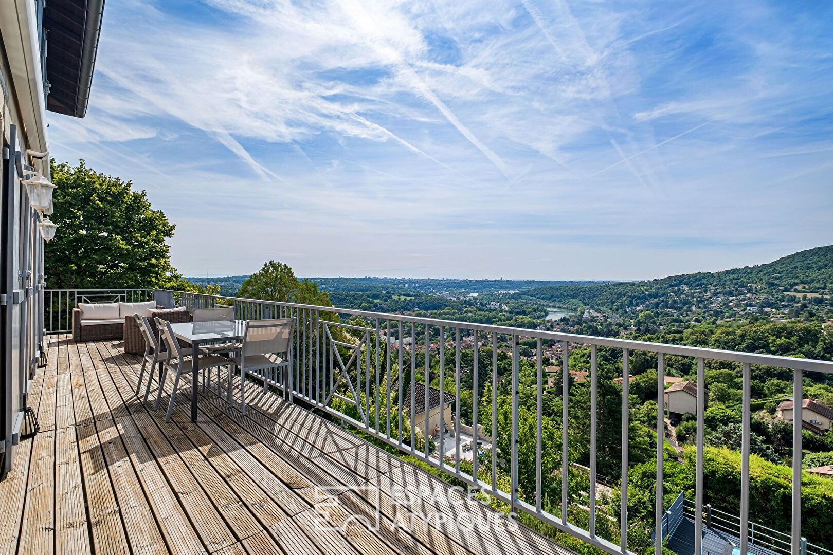 Photo Maison familiale avec piscine et vue imprenable image 3/6