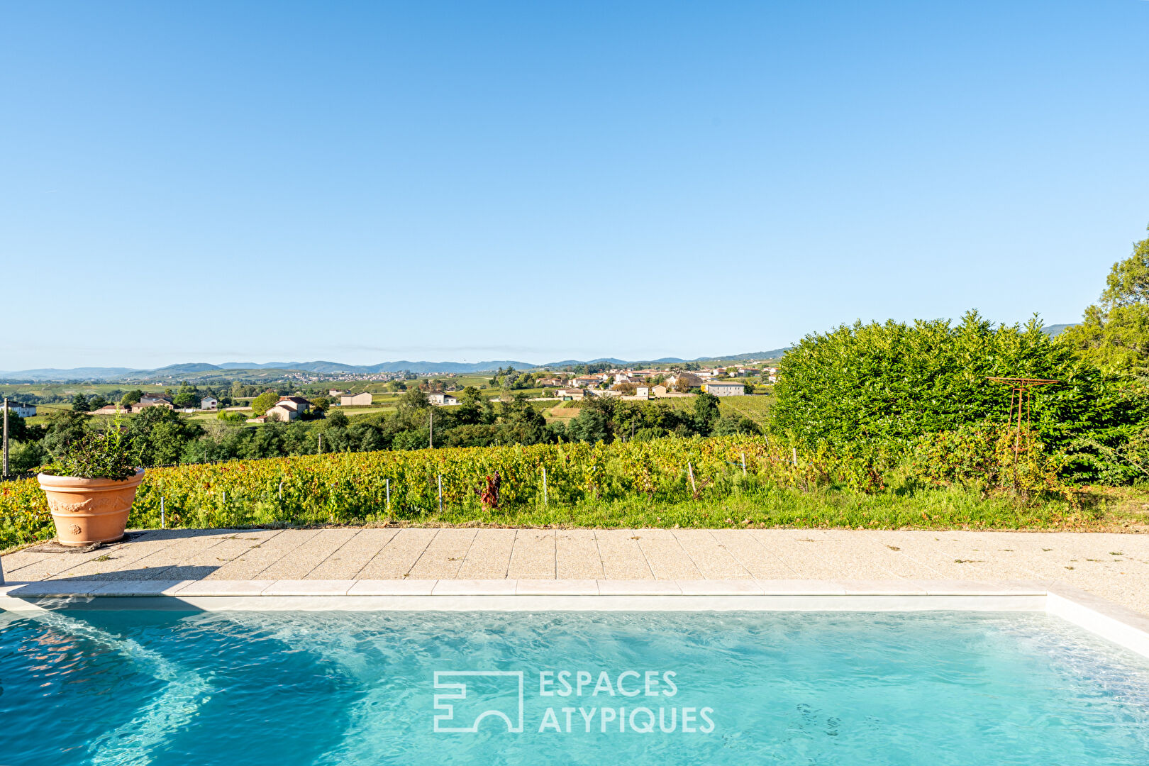 Propriété de caractère sur les hauteurs de Fleurie avec piscine et vue imprenable