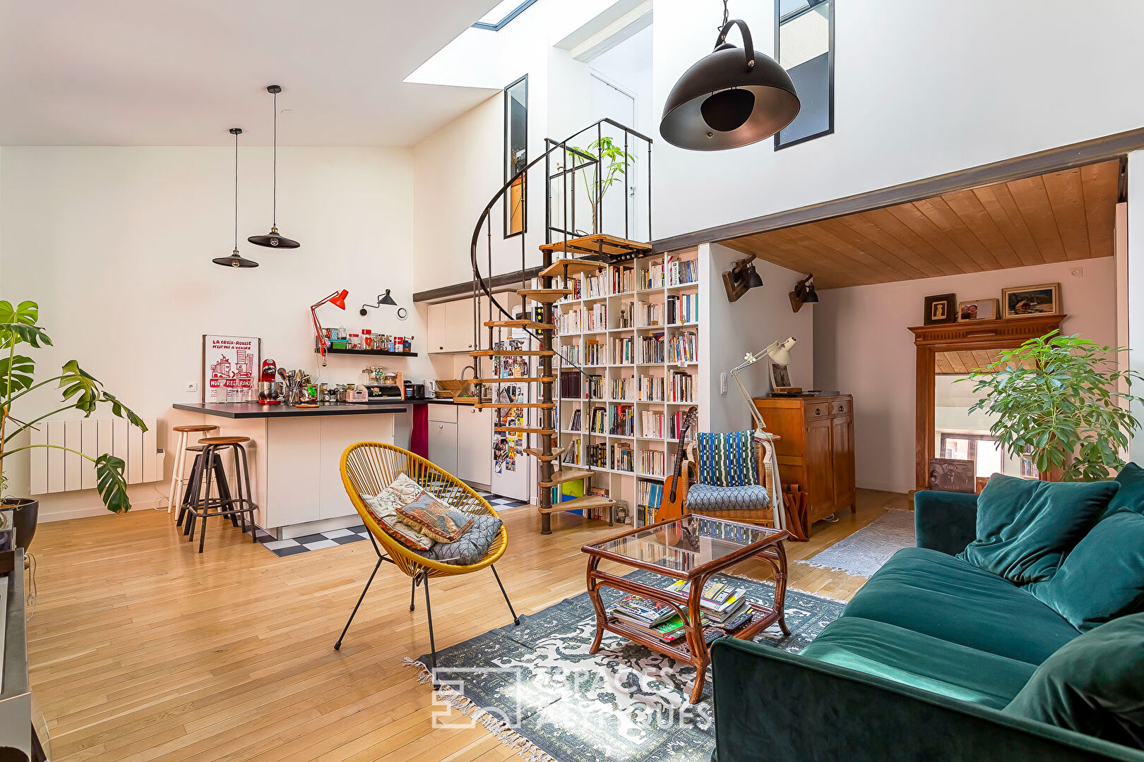 Loft en dernier étage à la rénovation contemporaine
