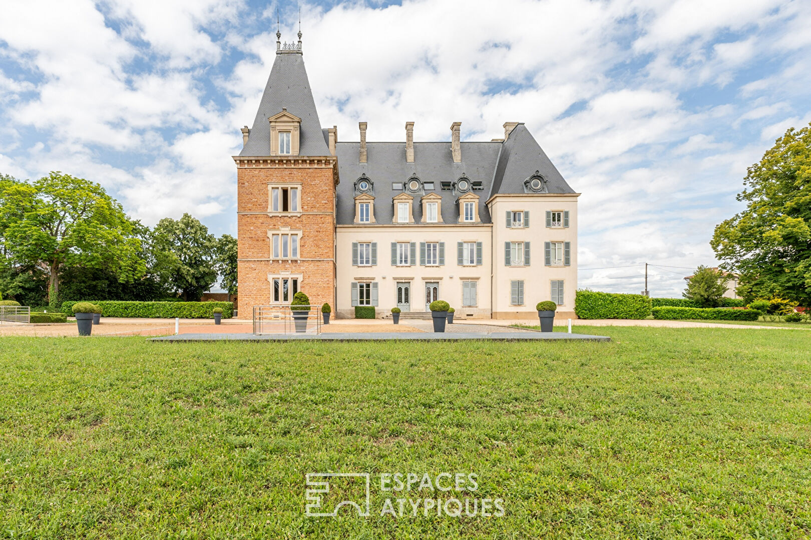 Photo Appartement de prestige avec vue dégagée dans un château du Beaujolais image 1/6