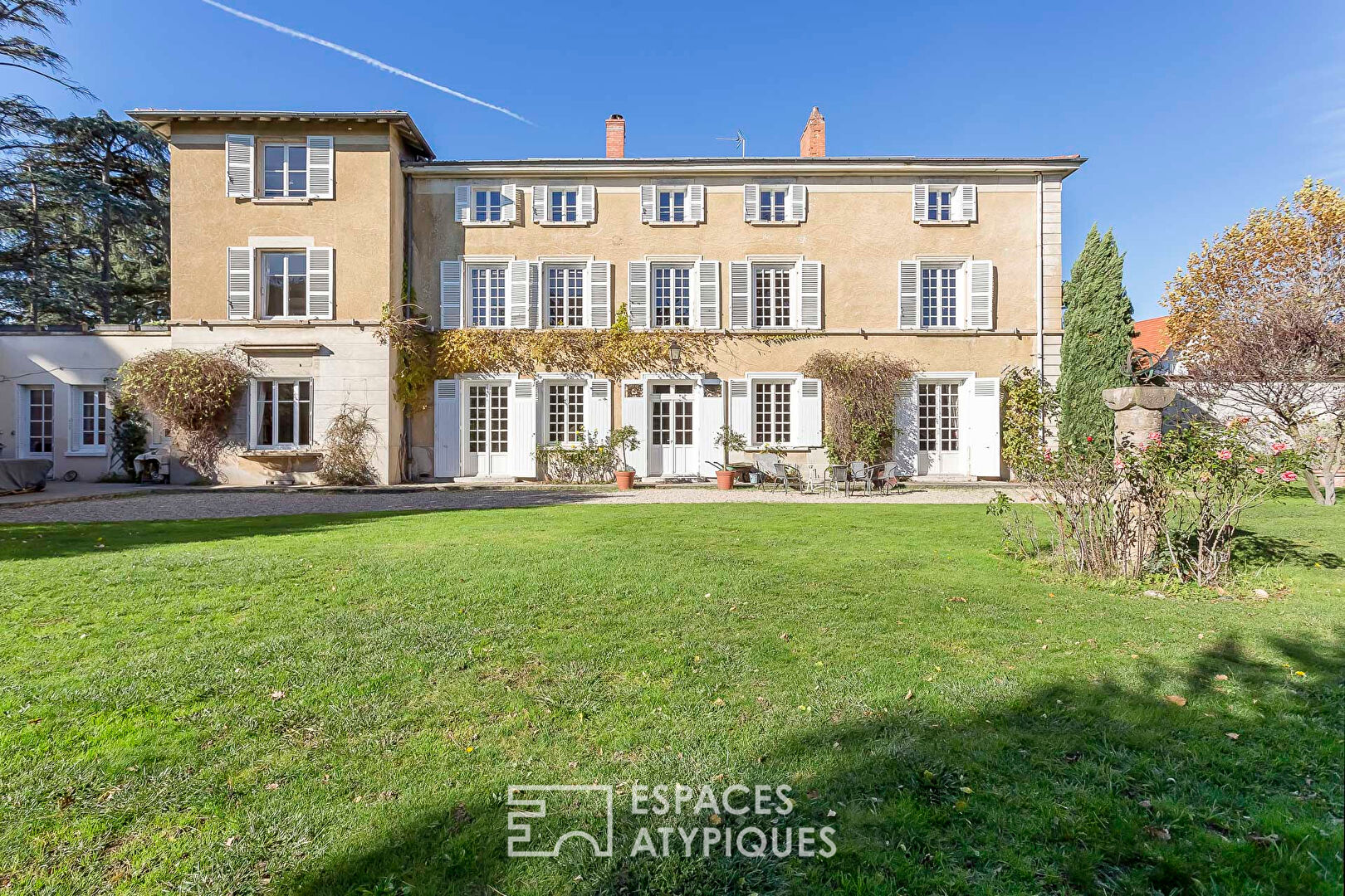 Photo Élégance d'un clos du XVIIIe sur parc arboré avec piscine à Saint-Genis-Laval image 1/6