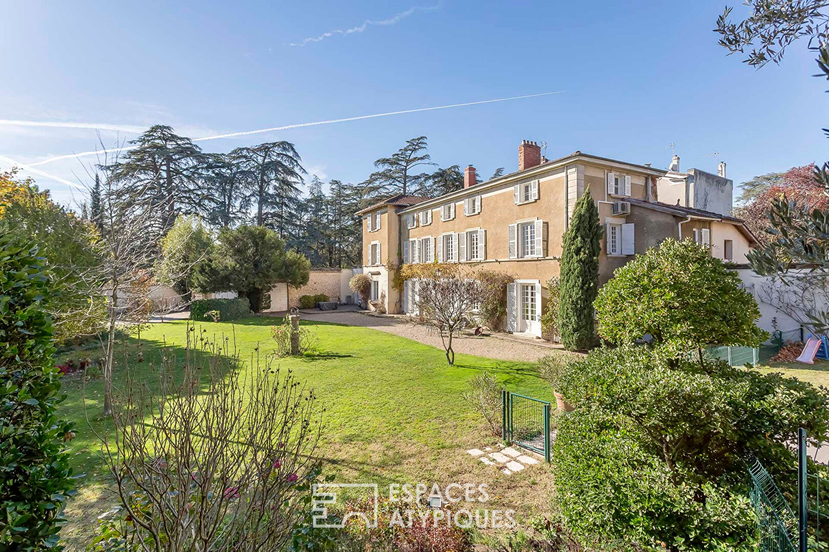 Photo Élégance d'un clos du XVIIIe sur parc arboré avec piscine à Saint-Genis-Laval image 2/6