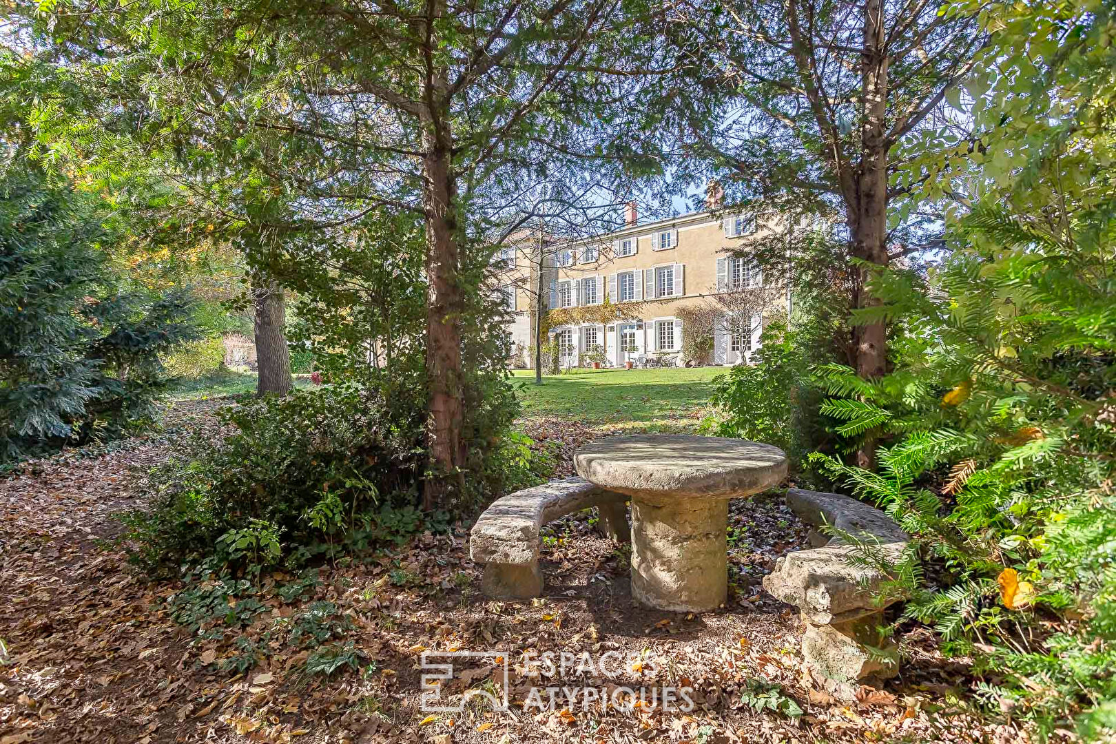 Photo Élégance d'un clos du XVIIIe sur parc arboré avec piscine à Saint-Genis-Laval image 3/6