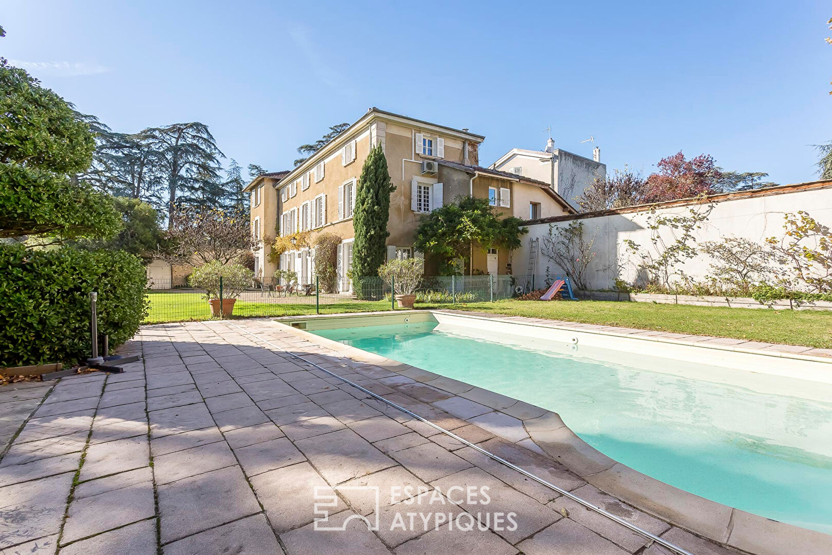 Photo Élégance d'un clos du XVIIIe sur parc arboré avec piscine à Saint-Genis-Laval image 4/6