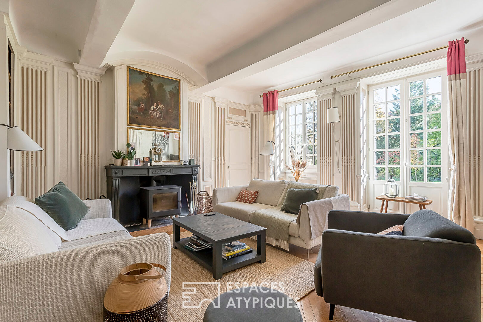 Photo Élégance d'un clos du XVIIIe sur parc arboré avec piscine à Saint-Genis-Laval image 5/6