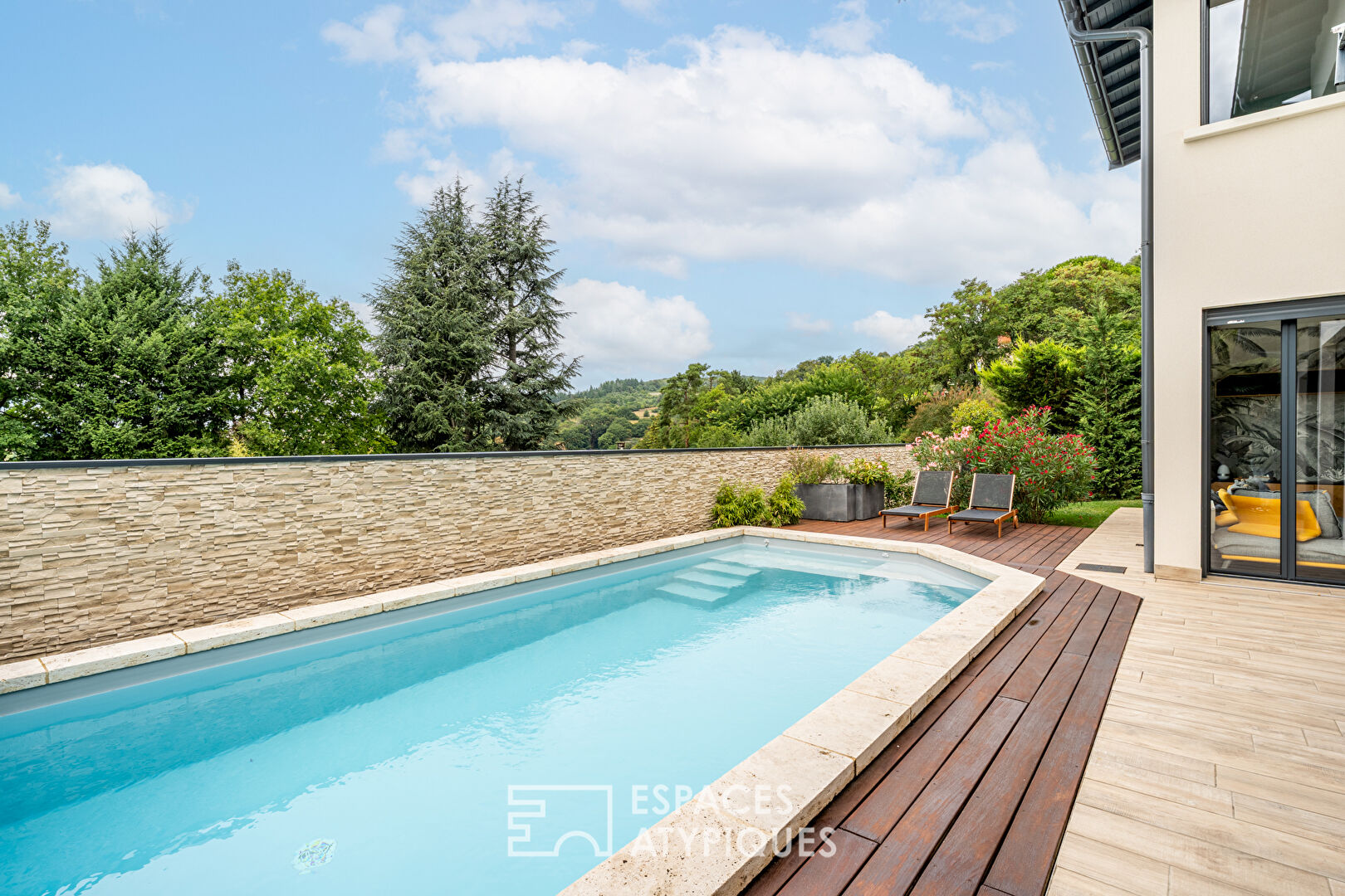 Maison entièrement rénovée avec piscine