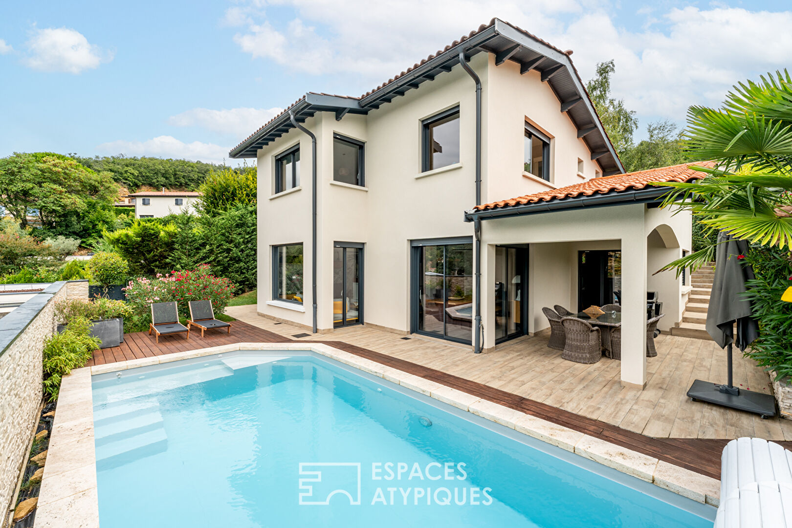 Photo Maison entièrement rénovée avec piscine image 2/6