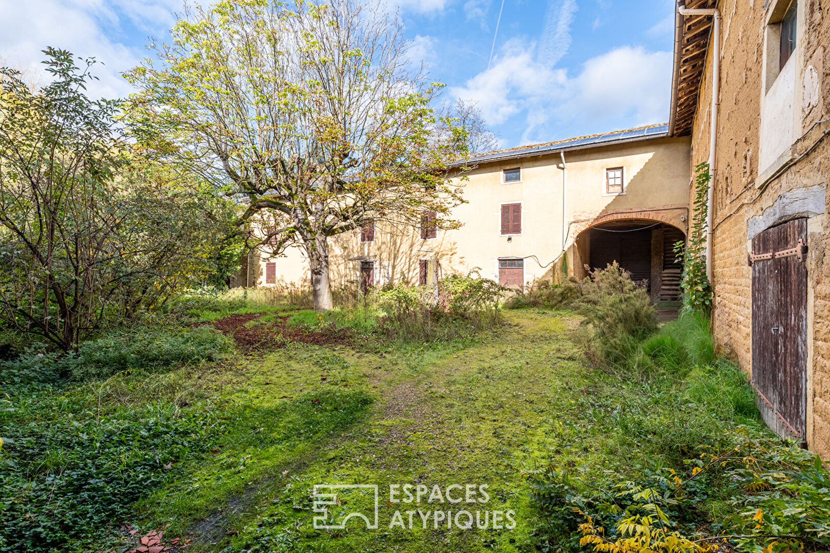 Plateau brut en Duplex traversant à réinventer à Jassans-Riottier