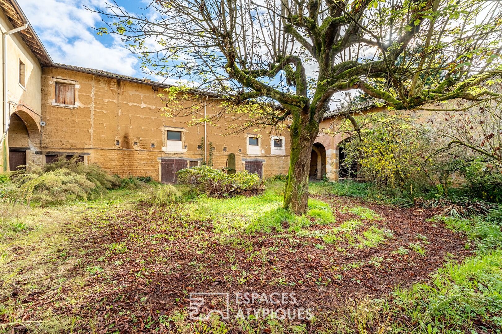 Photo Plateau brut en Duplex traversant à réinventer à Jassans-Riottier image 3/6