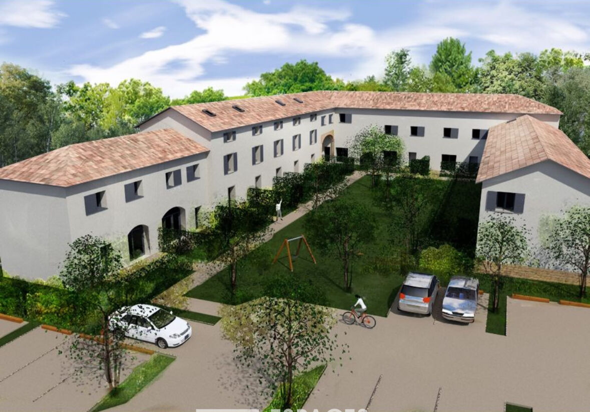 Plateau brut en Duplex traverssant à réinventer avec jardin à Jassans-Riottier