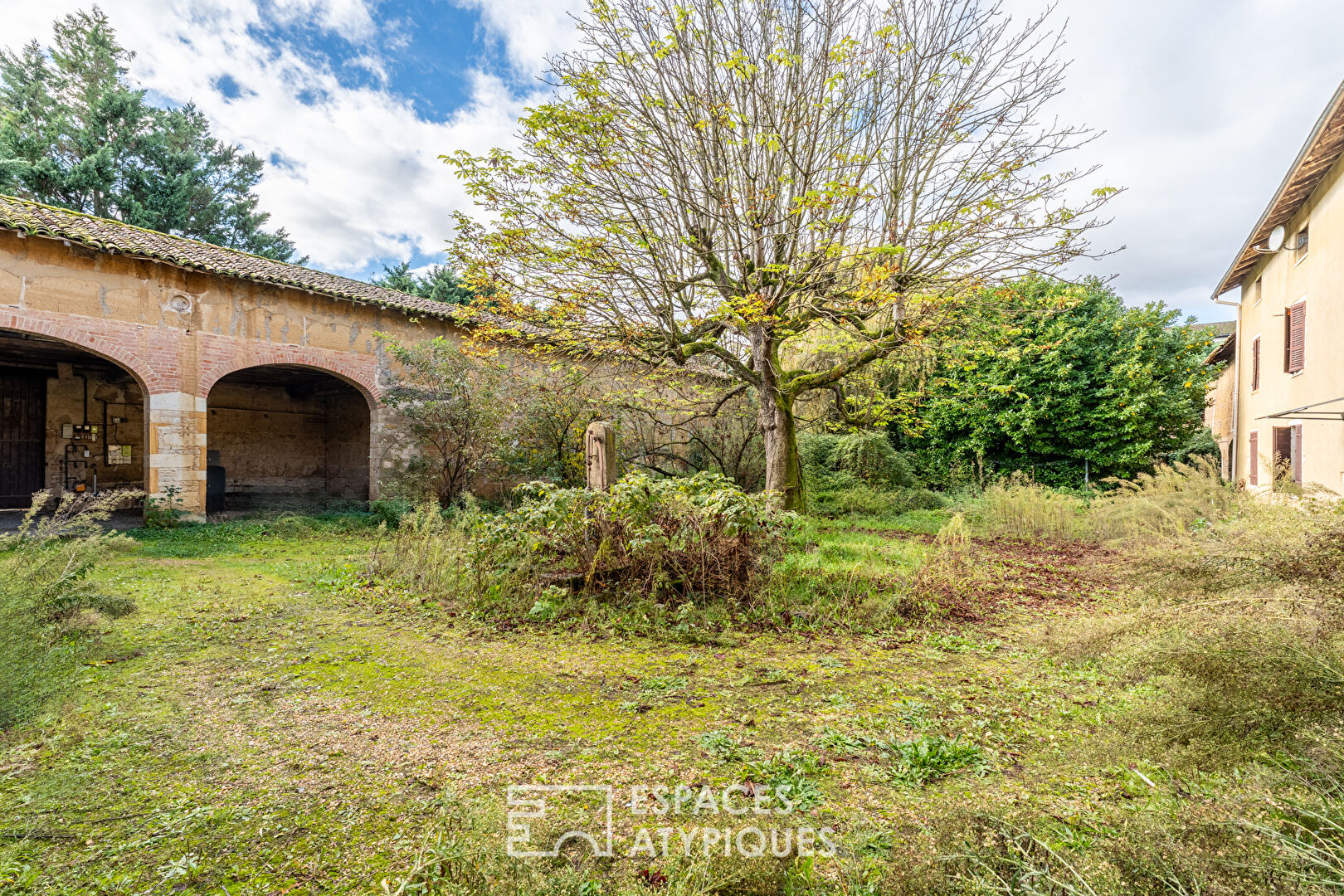 Plateau brut en Duplex à réinventer avec jardin à Jassans-Riottier