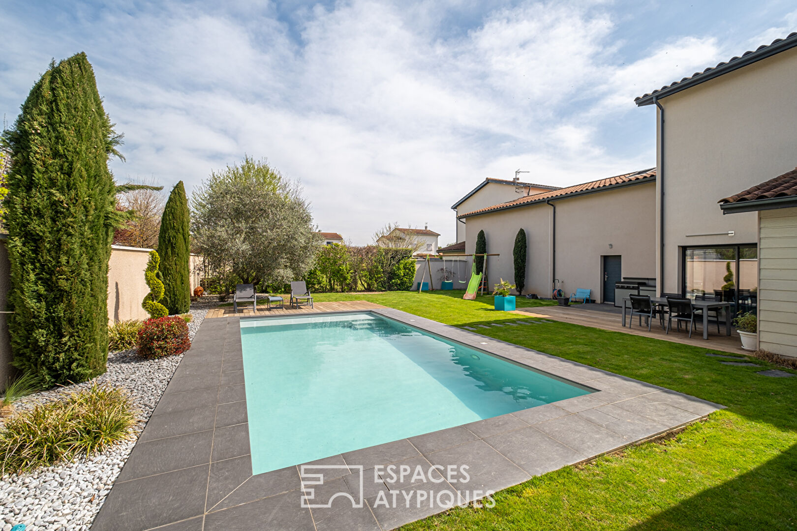 Villa contemporaine sans vis-à-vis avec jardin paysagé et piscine