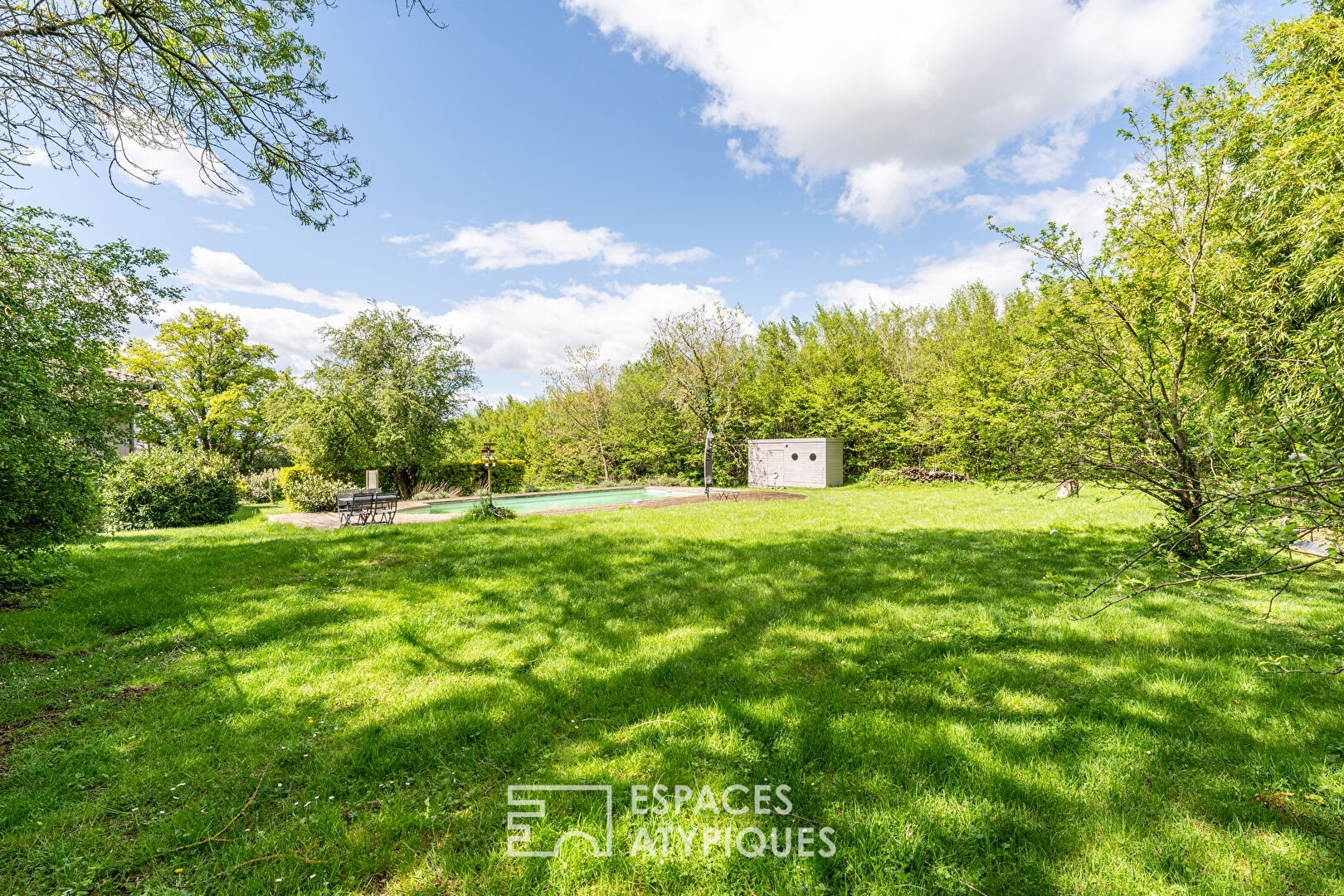 Photo Propriété de caractère avec son parc arboré, piscine et gîte indépendant à Messimy-sur-Saône image 4/6