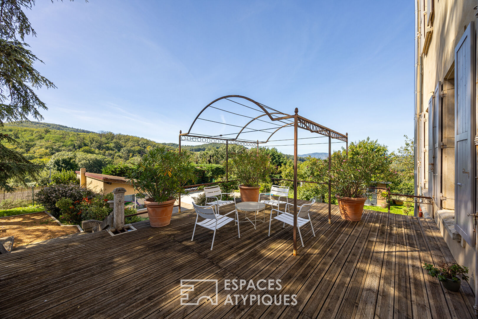 Appartement rénové au coeur d'un château avec jardin et piscine