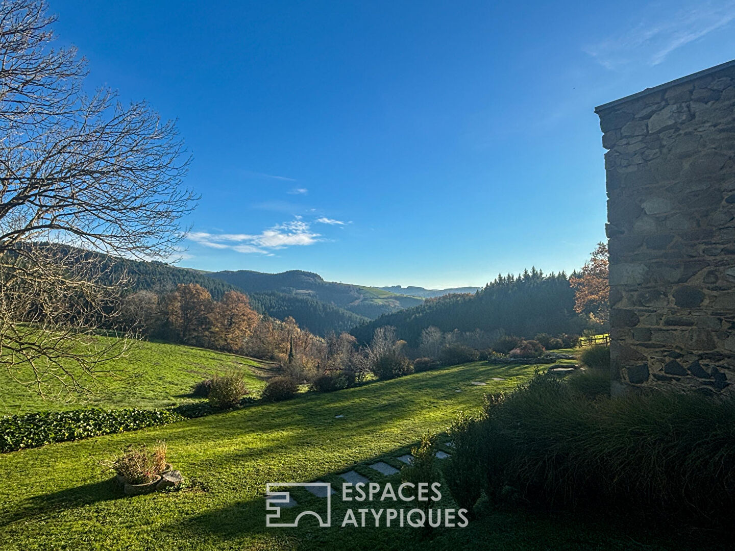 Bâtisse rénové par architecte au calme avec vue dégagée