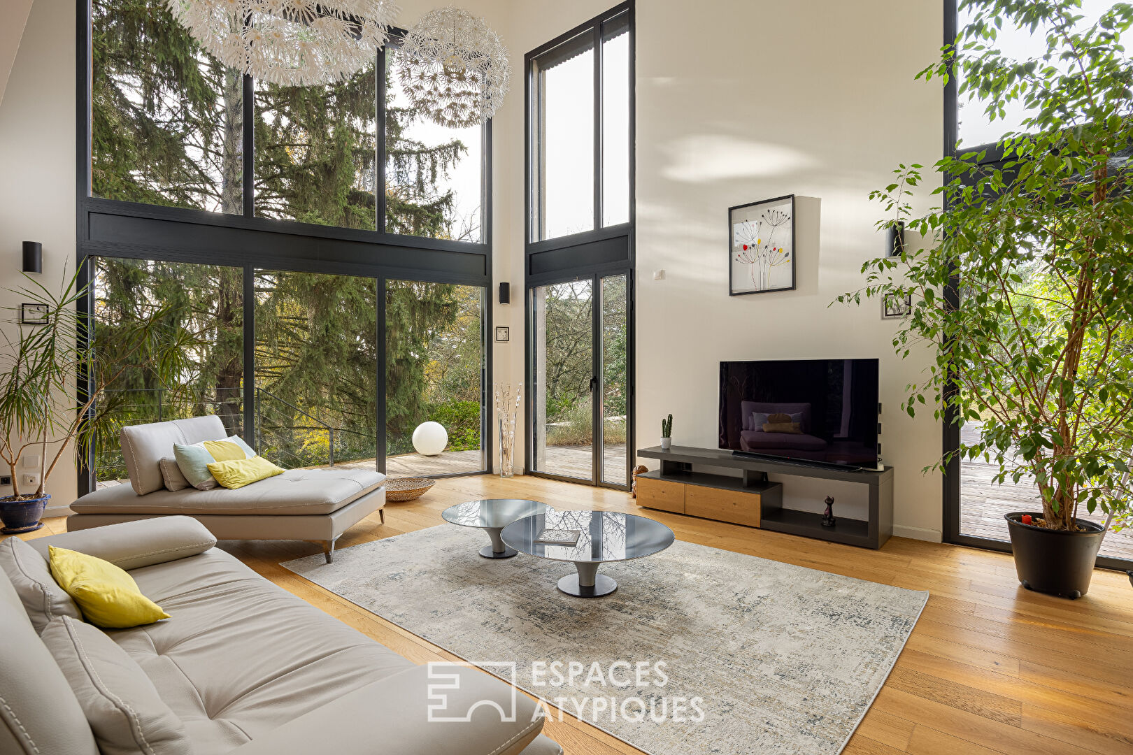 Maison contemporaine au calme d'une impasse avec jardin et piscine