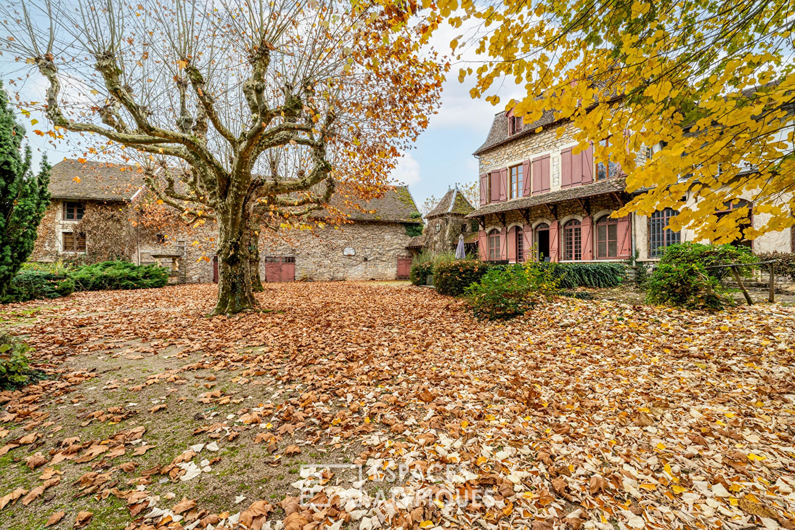 Photo Maison de maître avec grandes dépendances image 3/6