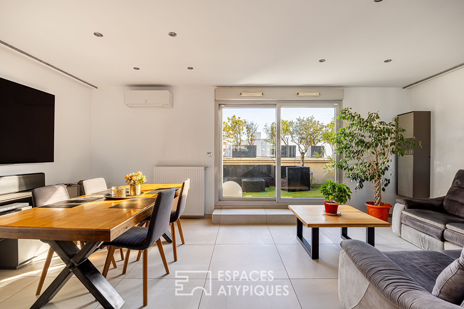 Penthouse lumineux avec deux terrasses paysagées et vue panoramique